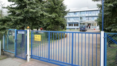 Na zdjęciu widać budynek Domu Pomocy Społecznej im. dr. Leona Szumana, na pierwszym planie niebieska brama