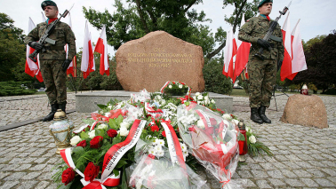 Dwaj zołnierze na warcie pod pomnikiem pamięci ofiar wojny