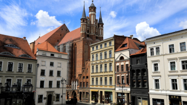 Kamienice na Rynku Staromiejskim, za nimi widać fragment kościoła pw. Najświętszej Panny Marii