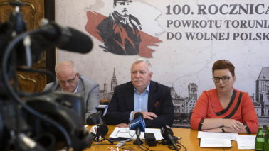 Na zdjęciu: członkowie komitetu setnej rocznicy powrotu Torunia do wolnej Polski, od lewej: prof. Krzysztof Mikulski, Zbigniew Fiderewicz i Ewa Banaszczuk-Kisiel