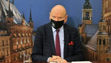 Prezydent Michał Zaleski podczas konferencji prasowej, ubrany w maseczkę