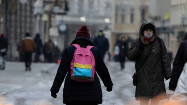 Dzwiewczynka z różowym plecakiem na zimowej ul. Królowej Jadwigi, fot. Sławomir Kowalski
