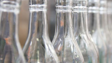 Zdjęcie przedstawia szklane butelki