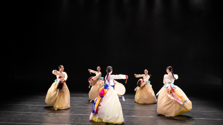 pięć tancerek koreańskich w sukniach balowych