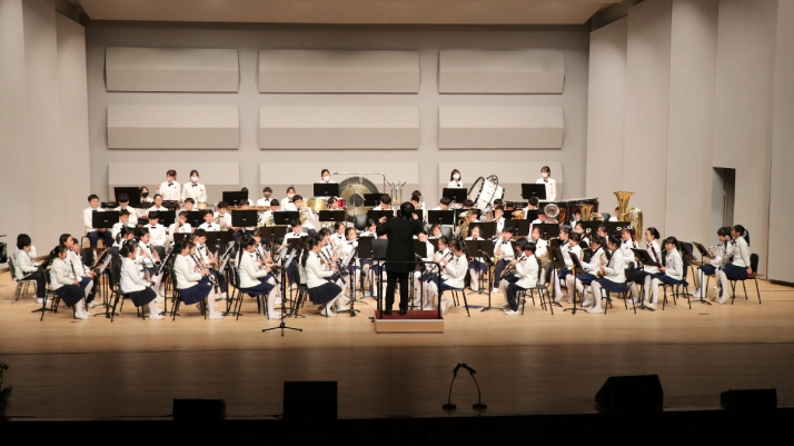 duża orkiestra dęta złożona z młodych artystów z Chin