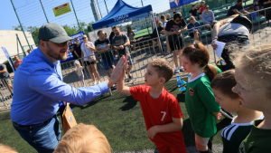 Prezydent Paweł Gulewski przybija piątkę młodym piłkarzom
