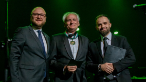 Na zdjęciu: kompozytor Krzesimir Dębski z medalem na szyi, obok prezydent Torunia Paweł Gulewski i dyrektor TOS Przemysław Kempiński