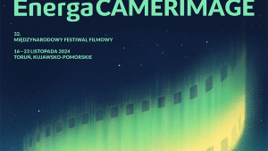 Żółto-zielona taśma filmowa na tle żółto-zielonej panoramy starówki