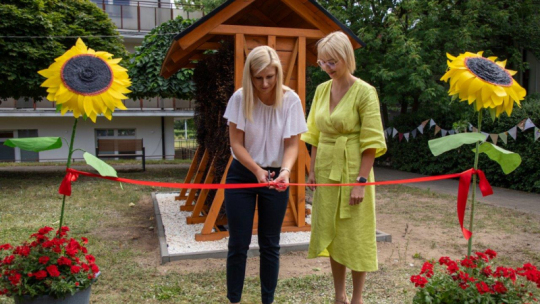 Dagmara Zielińska i Aleksandra Wachowiak-Kaźmierczak przecinają wstęgę minitężni