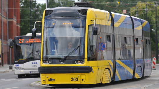 W weekendy dodatkowe kursy autobusów i tramwajów