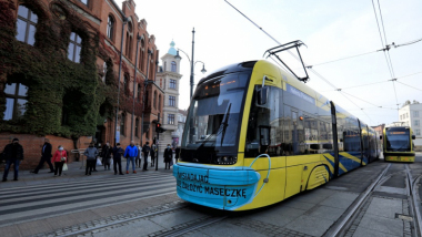 Na zdjęciu: tramwaj MZK w "maseczce" stojący na przystanku przed Urzędem Miasta
