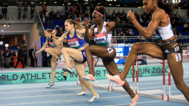 Na zdjęciu widać biegnące sprinterki podczas zawodów