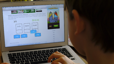 Na zdjęciu: uczeń korzystający z laptopa