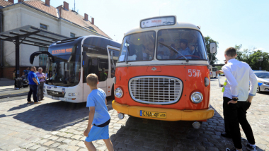 Autobus "ogórek" i nowoczesny solaris przed Dworcem Miasto