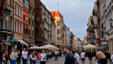 Na zdjęciu: ludzie idą ulicą Szeroką