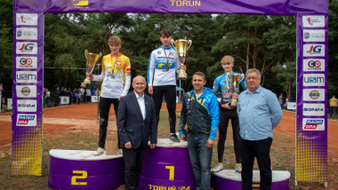 Zwycięzcy mistrzostw z medalami na podium i wiceprezydent Pietrucień