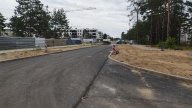 Prace na toruńskim osiedlu JAR nie zwalniają, w szybkim tempie powstaje prawie 1.8 km nowych ulic i pozostałej infrastruktury drogowej. 