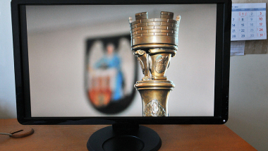 Na zdjęciu: herb Torunia i laska marszałkowska widoczne na monitorze komputera