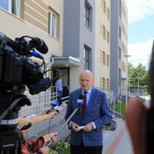 Na zdjęciu prezydent Michał Zaleski udziela wywiadu