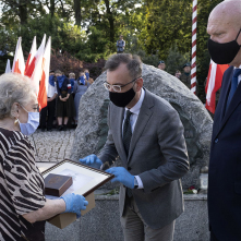 Na zdjęciu: prezydent Michał Zaleski z uczestnikami uroczystości