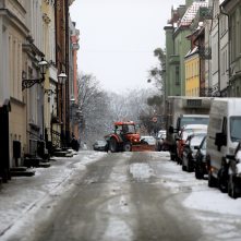 Ośnieżona ulica Kopernika w Toruniu, w dali pług śnieżny, fot. Sławomir Kowalski