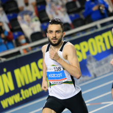 Adam Kszczot w czasie biegu na 800 metrów.