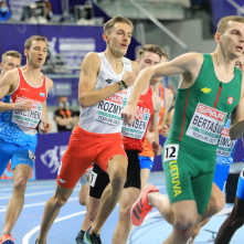 Bieg eliminacyjny na 1500 m mężczyzn. W stawce Michał Rozmys.
