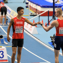 Zawodnicy witają się przed biegiem na 400 m.