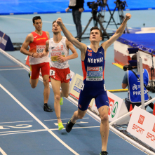 Ingebritsen wbiega pierwszy na metę biegu na 1500 m. Drugi Lewandowski.