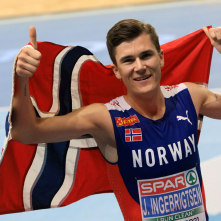 Ingebritsen pozuje z norweską flagą.