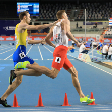 Półfinałowy bieg na 800 metrów mężczyzn. Zawodnik Szwedzki próbuje złapać Mateusza Borkowski.