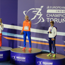 Podium biegu kobiet na 400 metrów. Na 2 stopniu Justyna Święty-Ersetic.