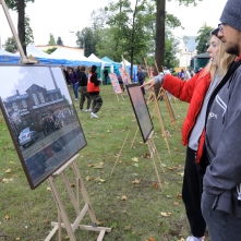 Na zdjęciu: para ogląda wystawę zdjęć Chełmińskiego Przedmieścia