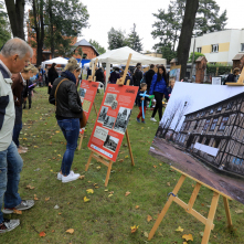Na zdjęciu: mieszkańcy Chełmińskiego Przedmieścia oglądają wystawę zdjęć 