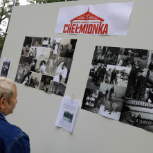 Na zdjęciu: mężczyzna ogląda wystawę archiwalnych zdjęć Chełmińskiego Przedmieścia