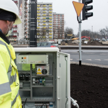 Na zdjęciu przedstawiciel wykonawcy przy otwartej skrzynce rozdzielni elektrycznej