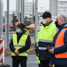 Na zdjęciu prezydent przygląda się pracom przy placu Niepodległości