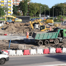 Zielona ciężarówka i czerwono-biała przegroda na tle rozkopów placu Niepodległości