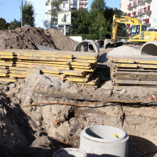 Stalowe pływy i betonowe rury wśród wykopów placu Niepodległości