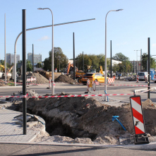 Wykopany rów pod instalacje podziemne przy chodniku na placu Niepodległości 