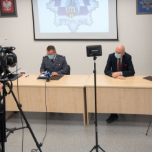 Na zdjęciu dziennikarze TV Toruń nagrywają prezydenta Michała Zaleskiego