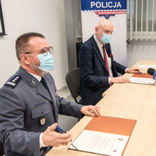 Na zdjęciu komendant Maciej Lewandowski podpisuje porozumienie, obok prezydent Michał Zaleski