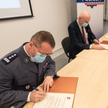 Na zdjęciu prezydent Michał Zaleski oraz komendant Maciej Lewandowski podpisują porozumienie