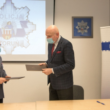 Na zdjęciu prezydent Michał Zaleski oraz komendant Maciej Lewandowski trzymają teczki z dokumentami