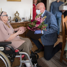 Na zdjęciu prezydent Michał Zaleski wręcza kwiaty stulatce