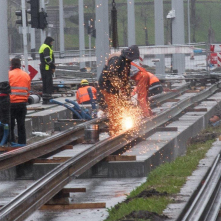 Robotnicy prowadzą prace związane z ukladaniem torów tramwajowych