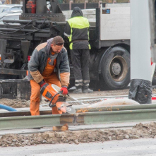 Robotnicy prowadzą prace związane z ukladaniem torów tramwajowych