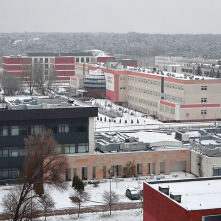 Widok na zaśnieżony campus uniwersytecki na Bielanach 