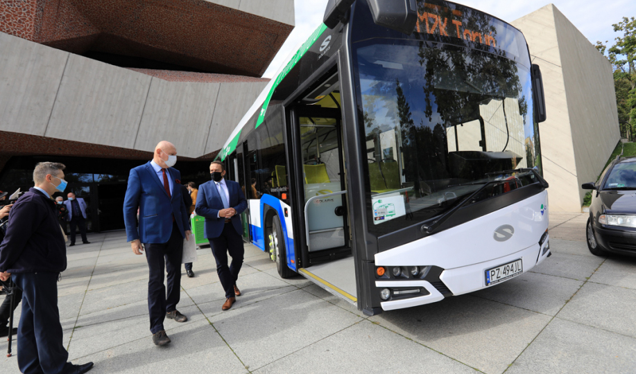 Na zdjęciu prezydent Michał Zaleski oraz prezes Zarządu MZK Zbigniew Wyszogrodzki oglądają autobus elektryczny