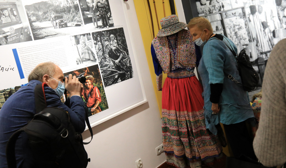 Elżbieta Dzikowska pozuje do zdjęcia przy stroju peruwiańskim